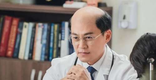 李瑞镇扮秃头医生 地铁宣传有人来电预约