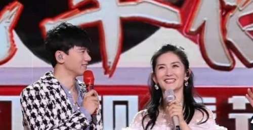 网曝谢娜带张杰现身东方卫视，同台合唱新歌曲，湖南卫视留不住人