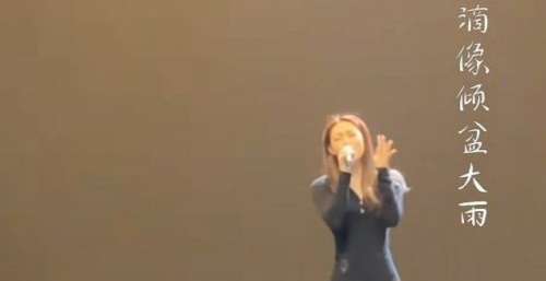 南京：某高校音乐生期末考试，女生深情演唱，满屏大长腿成焦点