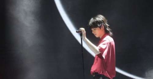 他是“音乐鬼才”，出道时备受争议，后来用实力证明自己