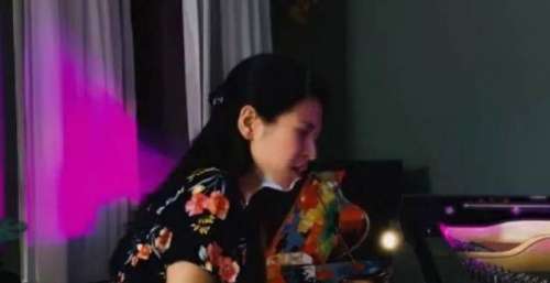 女钢琴家独奏探戈名曲《一步之遥》