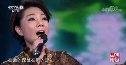 她被誉为草原传奇女中音，一曲《老家》歌声悠长，令人陶醉！