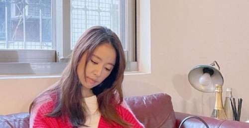 45岁林心如晒美照营业！穿毛衣躺沙发知性温柔，状态妥妥慕了