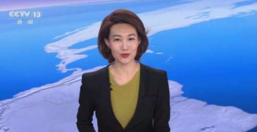 央视主播李梓萌主持文艺直播，新闻播音腔明显，增加观看距离感