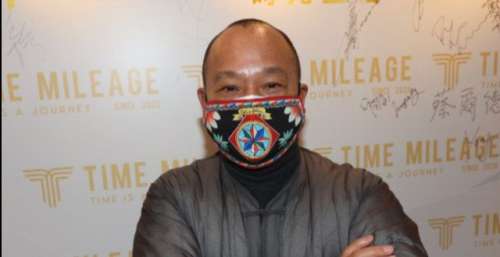 吴志雄戴名表出席活动，自曝在内地登台月赚百万，开有38家火锅店