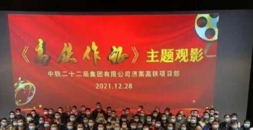 破防了看完这部电影，他被“自己”的故事感动了！
