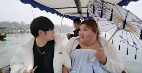 童锦程当众亲吻西瓜妹，上演云泥之恋！粉丝心碎了：原来你喜欢她？