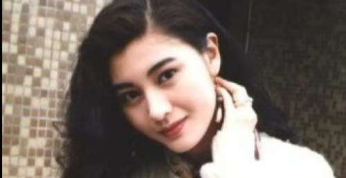 51岁李嘉欣在ICU抢救48小时，床边布满各种仪器，称“捡回一命”