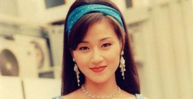甄子丹和万绮雯约会时，上演了一幕以一打8的场面。
