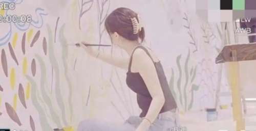 李嫣现身医院绘画，展艺术家天赋，穿黑色吊带辣妹风十足