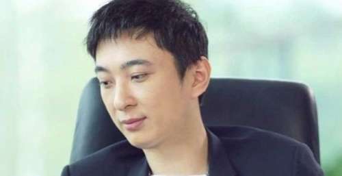 王思聪开启直播首秀，网友不停刷礼物，多次劝阻无果后无奈下播