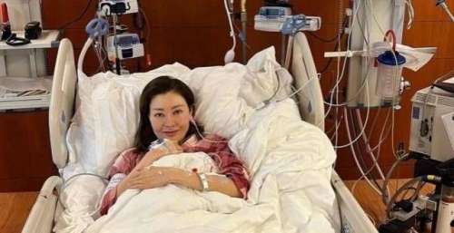 52岁李嘉欣自曝抢救细节，病房晒自拍报平安，网友：因果循环