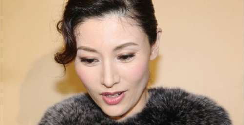 李嘉欣住院上热搜，被内地与香港网友刷屏嘲讽：这是坏事做多了
