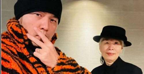 周杰伦晒与母亲帅气合照！穿橘色豹纹好扎眼，母亲一头白发双下巴