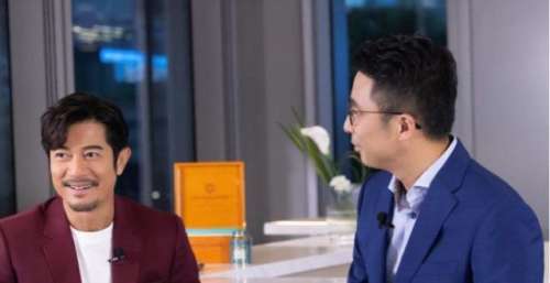 56岁郭富城罕晒照！身材干瘦满脸胡茬显沧桑，梳斜分发型坐姿霸气