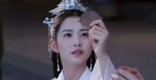 李易峰新剧《镜双城》首播，整体故事略显平淡，女主陈钰琪绝美