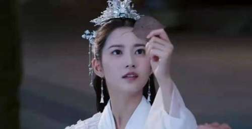 《镜·双城》开播即弃剧？魔改原著，陈钰琪面瘫，李易峰演技受质疑
