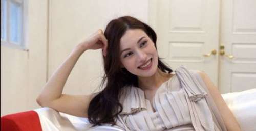 李嘉欣霸气拉黑26名网暴者，晒出鲜花心情大好，疑已回家静养