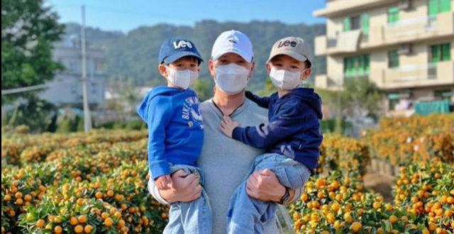 胡杏儿老公带俩儿子去买年花，李乘德吐槽奕霆奕霖是“小坏蛋”