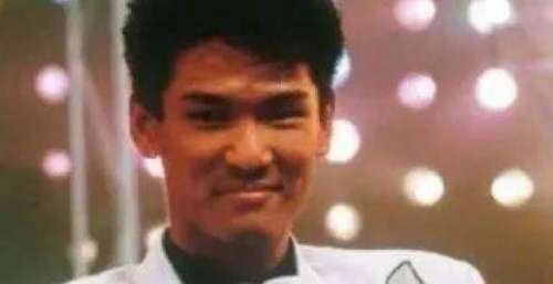“舞台王”杜德伟为何不红了？看看他干的那些事，就不奇怪了