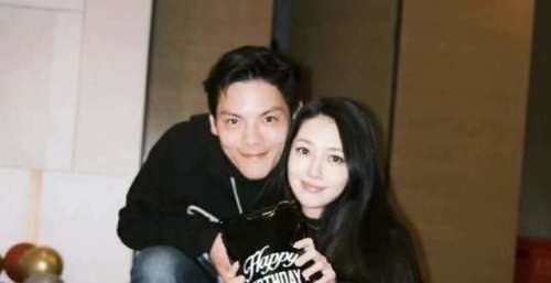 向佐晒全家福，郭碧婷抱着女儿满脸温柔，细节透已怀上虎宝宝？
