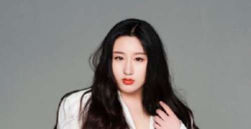 伍嘉成和锤娜丽莎官宣，被猜测是恋情还是合作，哇唧唧哇又被骂惨