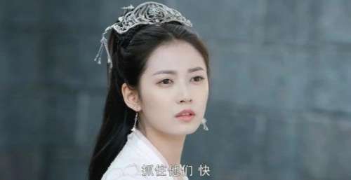 李易峰《镜·双城》热度大爆，但口碑两极化，问题出在哪了？