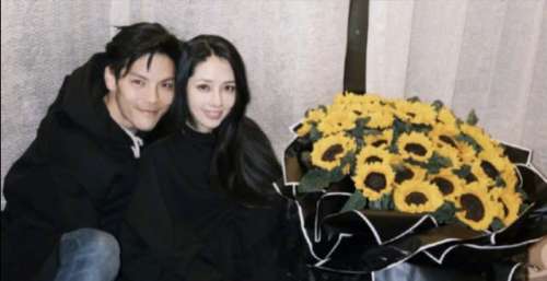 向佐晒全家福为郭碧婷和向太庆生，夫妻甜蜜相依，小奶黄像洋娃娃