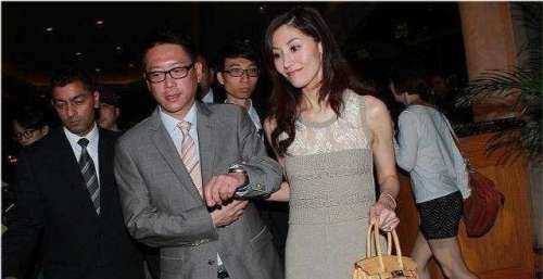 李嘉欣进了ICU抢救，自称差点就没命了，却为何没有网友同情她