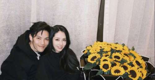 向佐为妈妈和老婆高调庆生！坐地上紧搂郭碧婷，向太逗孙女玩大笑