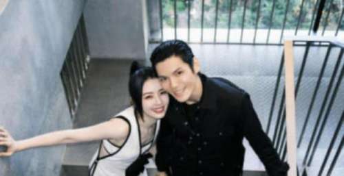 向佐为妈妈和老婆同庆生！郭碧婷素颜出镜抱女儿，背景简陋仍温馨
