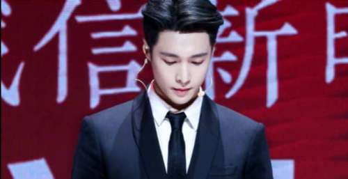 今天是张艺兴亮相微博十年纪念日，努力努力再努力