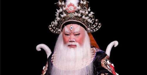 德云社集体为郭德纲庆生，孟鹤堂送师父心头爱，岳云鹏因细节取胜