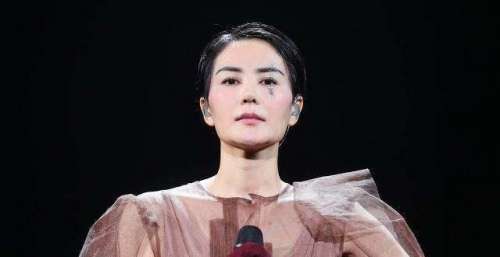 王菲为女儿治嘴，花费几百万，嘴唇好了但人却“变了”