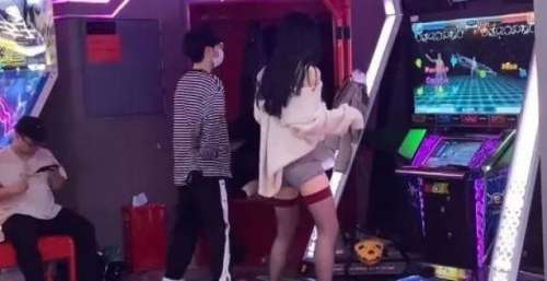 妹子这跳舞机玩的一绝