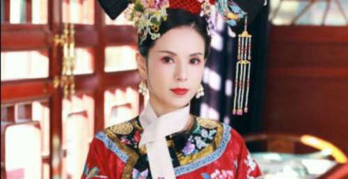 李若彤身穿满族服饰戴旗头 举手投足尽显优雅