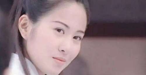 知名女星叶璇排队当志愿者！不化妆皮肤白净，全身无一名牌接地气
