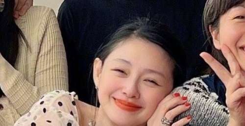 大S和汪小菲离婚后积极复出，45岁开始拼事业，晚了吗？