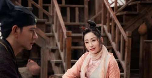 54岁张敏与王晶再合作，面部僵硬法令纹明显，网友直呼“张大妈”