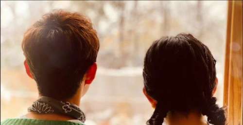 快乐家族有机会团聚？谢娜晒与何炅背影合照：我也想你们