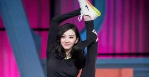 景甜的综艺旧照火了，坐在地上秀柔韧度，被指“掉价了”