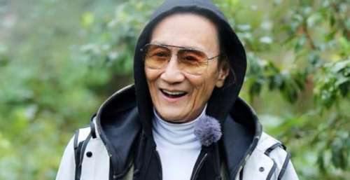 的地位有多高？成龙称他是个传奇，李小龙跟他合照得靠边！