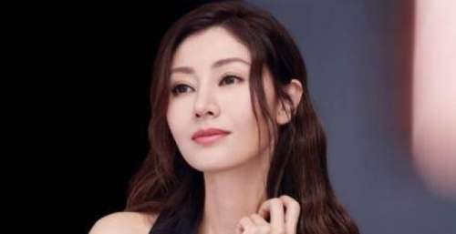 李嘉欣重病被网友嘲讽是报应，有人替她说话：原配应该去恨大刘