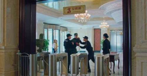 又一部特战“雷剧”播出，男特警进女浴池被拦截，女队员走路古怪