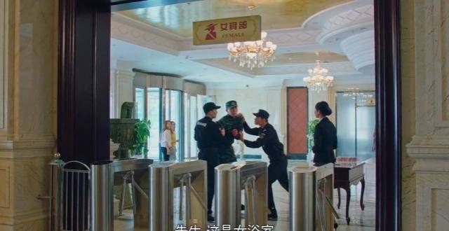 又一部特战“雷剧”播出，男特警进女浴池被拦截，女队员走路古怪