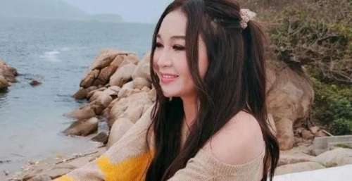 55岁温碧霞晒出游照，穿肩衣打扮似少女，与老公同框像两代人！