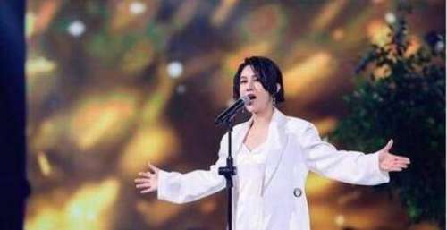 她活生生把唱功搞成了副业，真正的隐藏身份其实是一枚“星探”