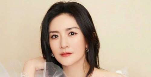谢娜宣东方卫视唱歌，评论区全线翻车，离开快本的她走下坡路