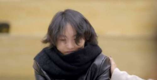 王菲大女儿节目中掩面流泪！情绪失控令人心疼，称遗产交给弟妹