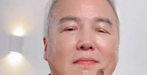 张庭全身而退再次营业？林瑞阳卖抗衰产品，面容慈祥涂口红